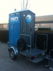 Toiletkabine op aanhangwagen